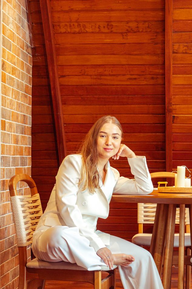 Larissa Schnvirch na escada da Cabana NS